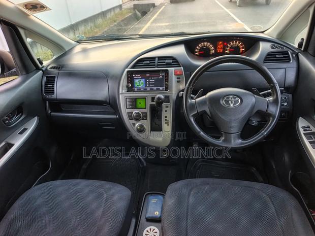Toyota Ractis 2008 Gray