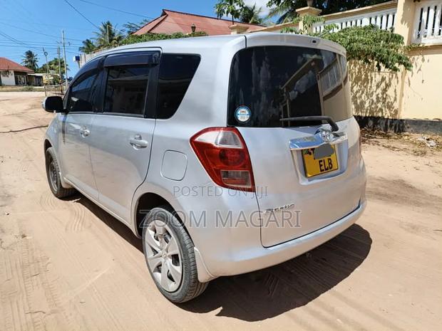 Toyota Ractis 2006 Silver