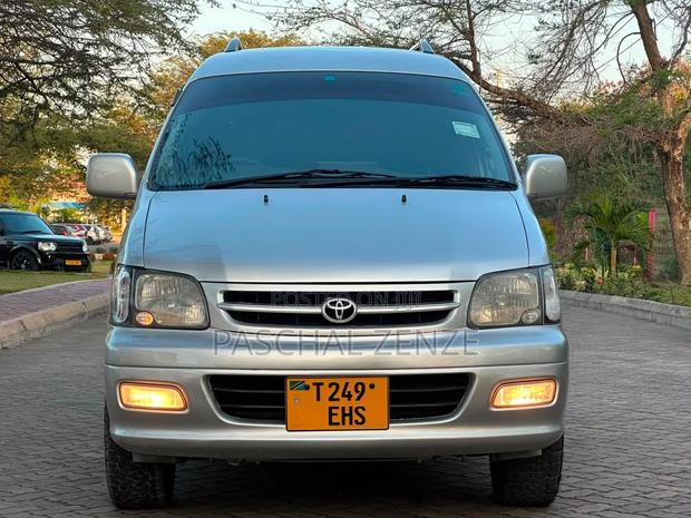 Toyota Noah 2003 Silver