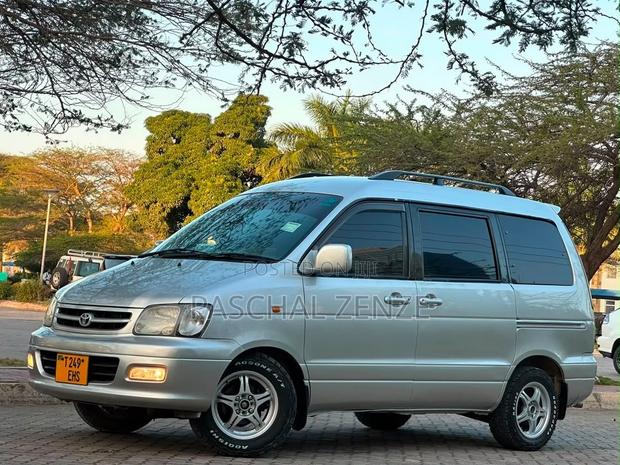 Toyota Noah 2003 Silver