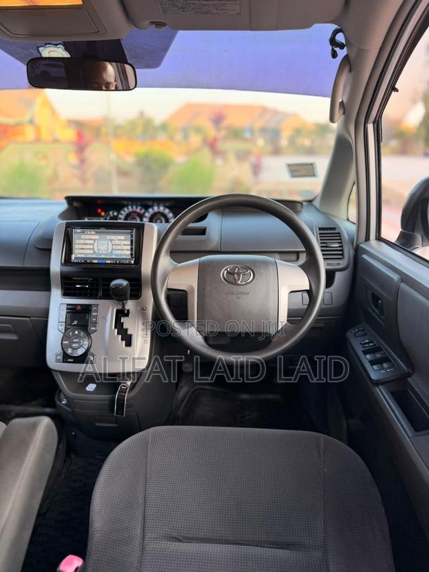 Toyota Noah 2009 Silver
