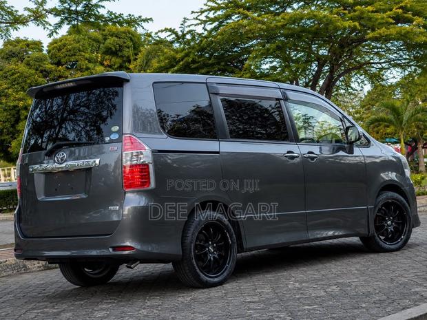 Toyota Noah 2008 Gray
