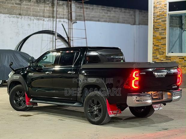 Toyota Hilux 2022 Black