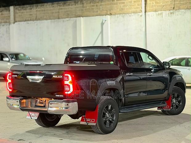 Toyota Hilux 2022 Black