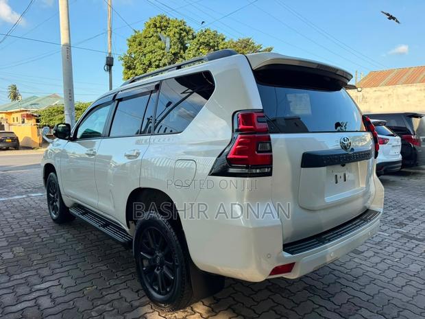 Toyota Land Cruiser Prado 2.8 2023 Off white