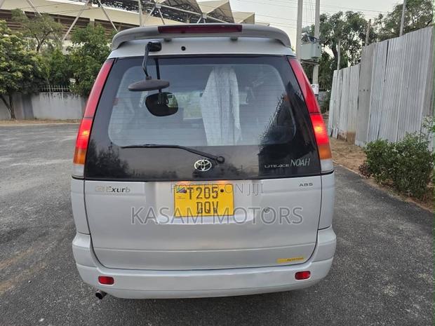 Toyota Noah 2001 White