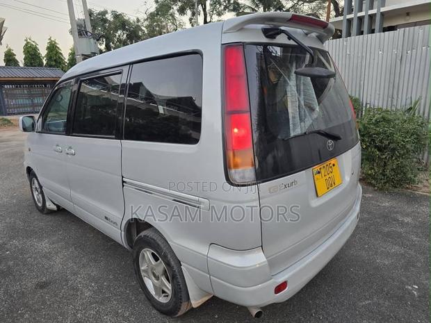 Toyota Noah 2001 White