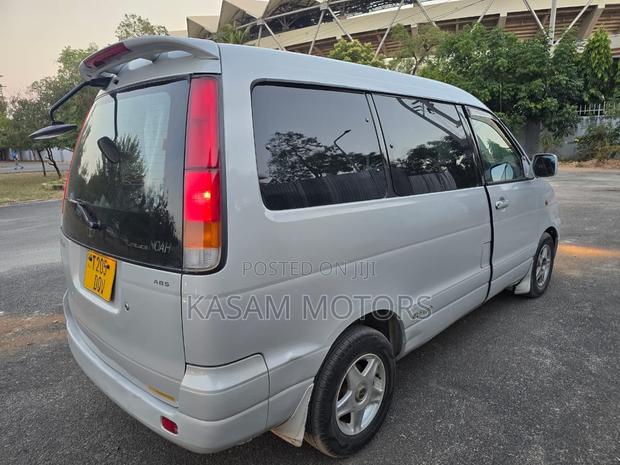 Toyota Noah 2001 White