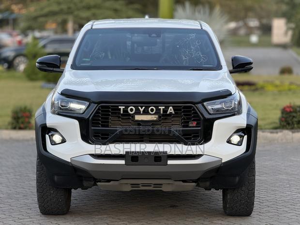 Toyota Hilux 2025 White