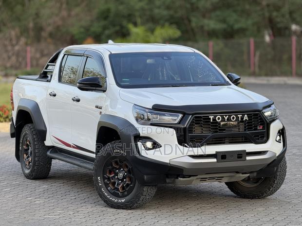 Toyota Hilux 2025 White