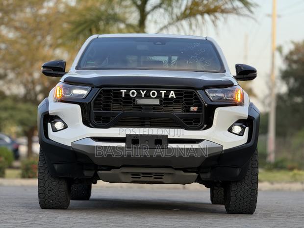 Toyota Hilux 2025 White