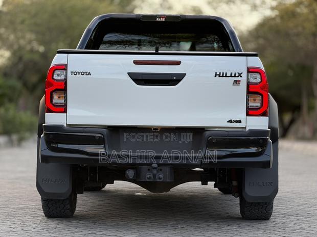 Toyota Hilux 2025 White