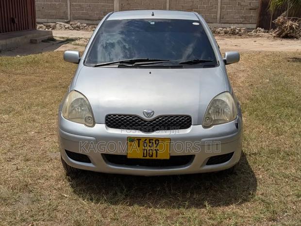Toyota Vitz 2001 Silver