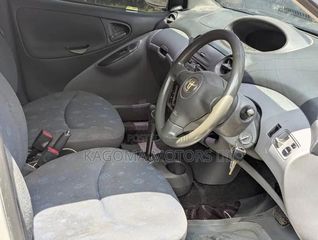 Toyota Vitz 2001 Silver