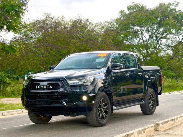 Toyota Hilux 2022 Black