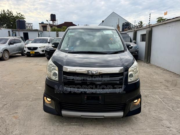 Toyota Noah 2.0 143hp FWD (8 Seater) 2008 Black