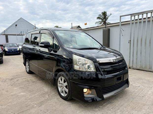 Toyota Noah 2.0 143hp FWD (8 Seater) 2008 Black