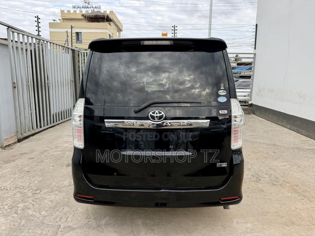 Toyota Noah 2.0 143hp FWD (8 Seater) 2008 Black