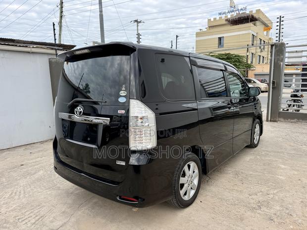 Toyota Noah 2.0 143hp FWD (8 Seater) 2008 Black