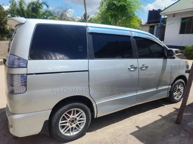 Toyota Noah 2005