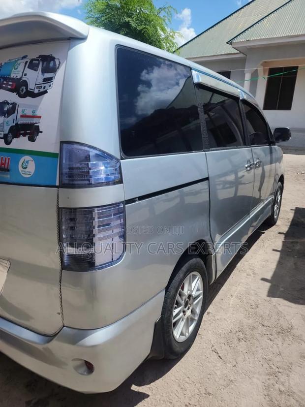 Toyota Noah 2005
