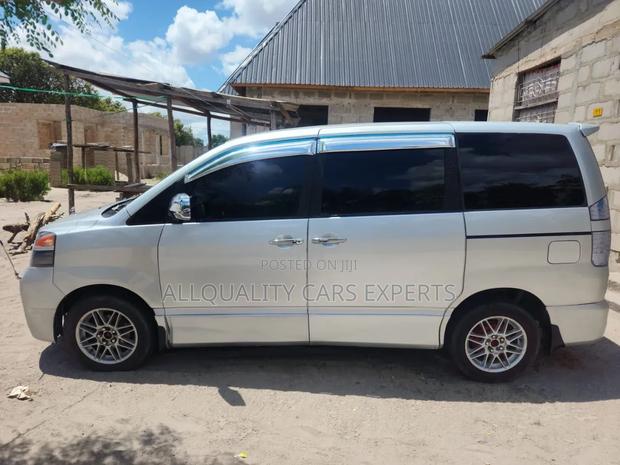 Toyota Noah 2005