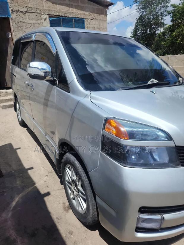 Toyota Noah 2005