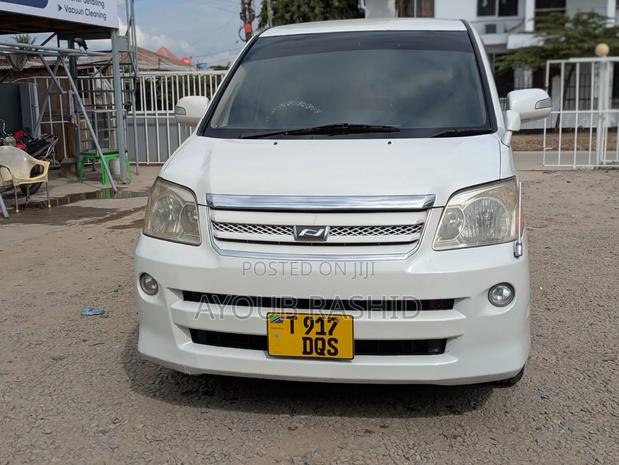 Toyota Noah 2005 White