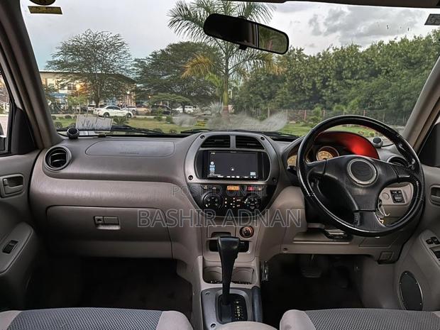 Toyota RAV4 Automatic 2000 White