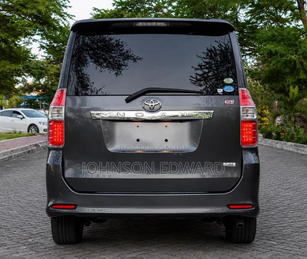 Toyota Noah 2008 Gray