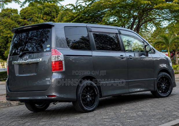 Toyota Noah 2008 Gray