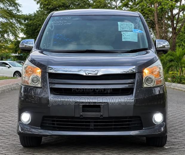 Toyota Noah 2008 Gray