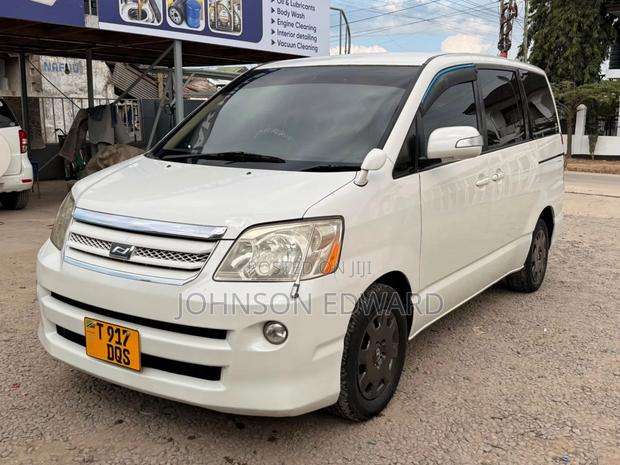 Toyota Noah 2005 White