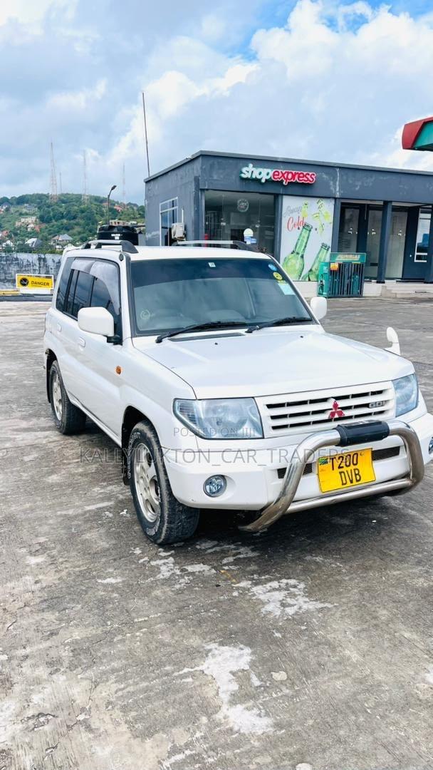 Mitsubishi Pajero 2000 White