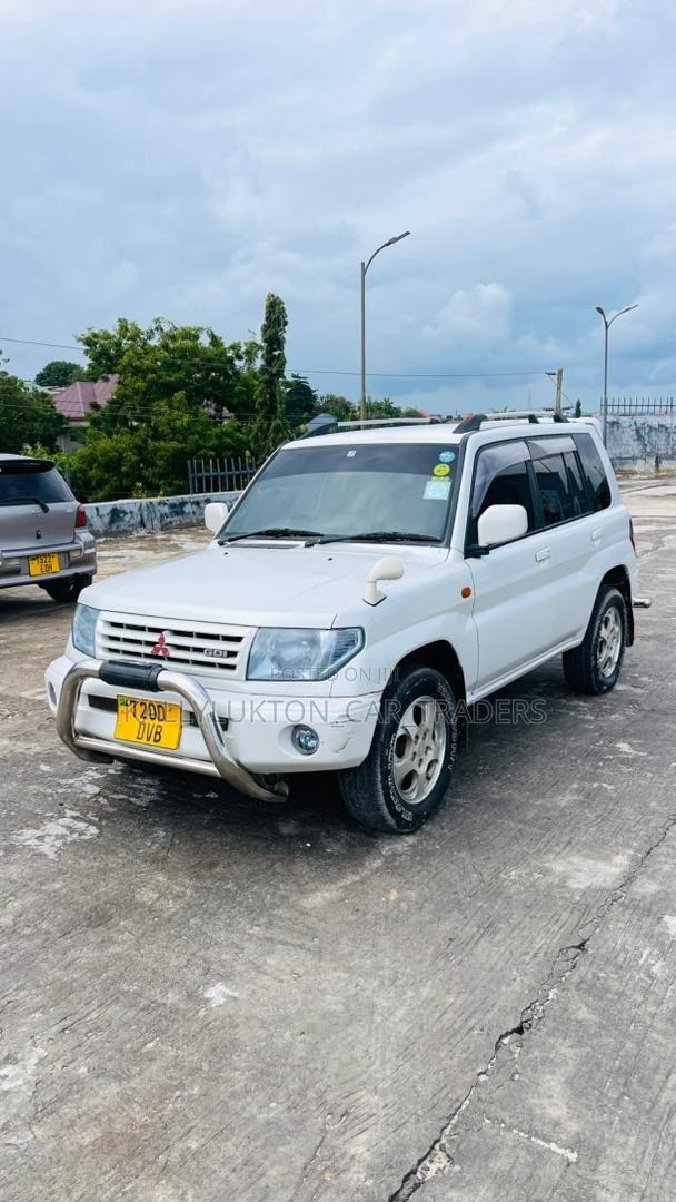 Mitsubishi Pajero 2000 White