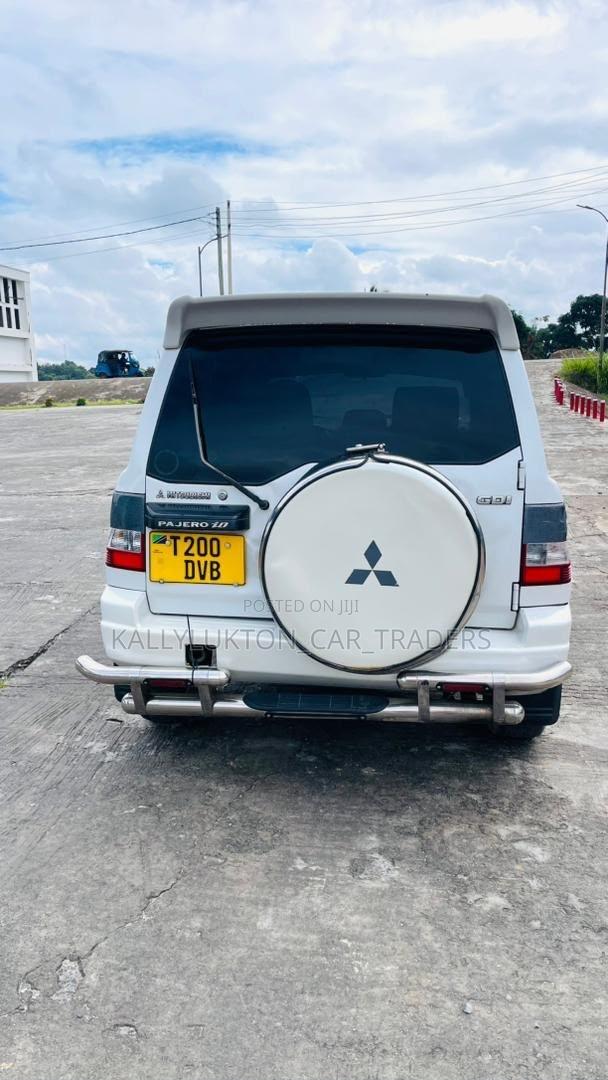 Mitsubishi Pajero 2000 White