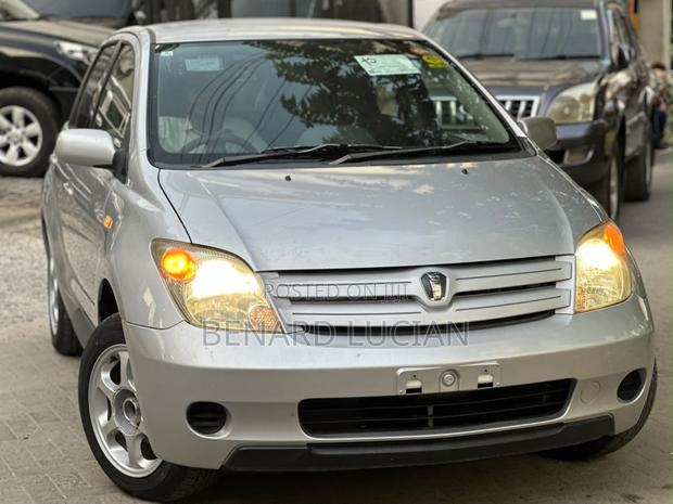 Toyota IST 2004 Silver