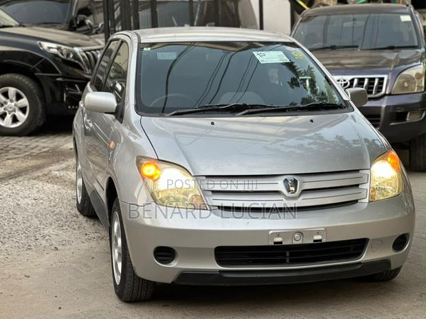 Toyota IST 2004 Silver