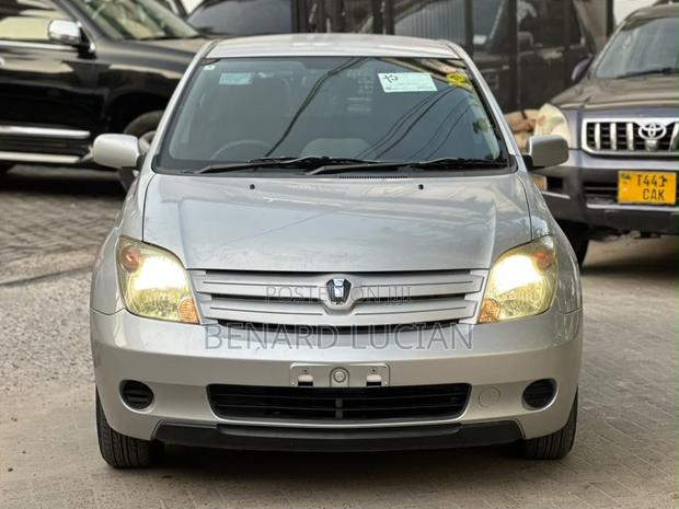 Toyota IST 2004 Silver