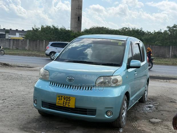 Toyota Porte 2005 Blue