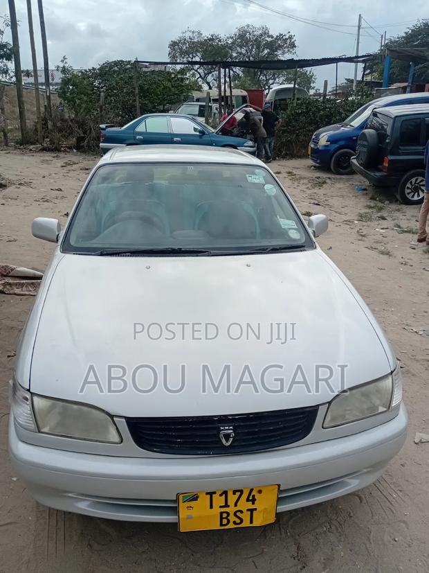 Toyota Corolla 2000 White