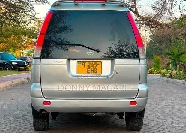 Toyota Noah 2001 Silver