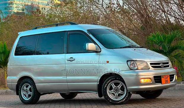 Toyota Noah 2001 Silver