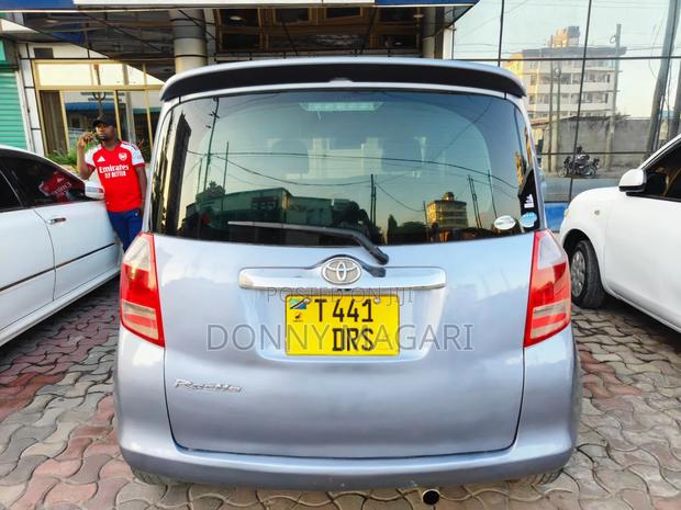 Toyota Ractis 2006 Blue