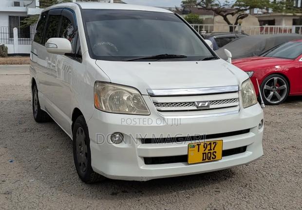Toyota Noah 2003 White