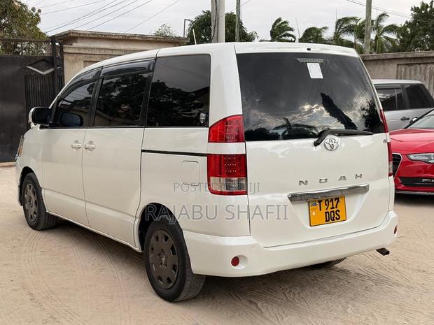 Toyota Noah 2.0 FWD (8 Seater) 2005 White
