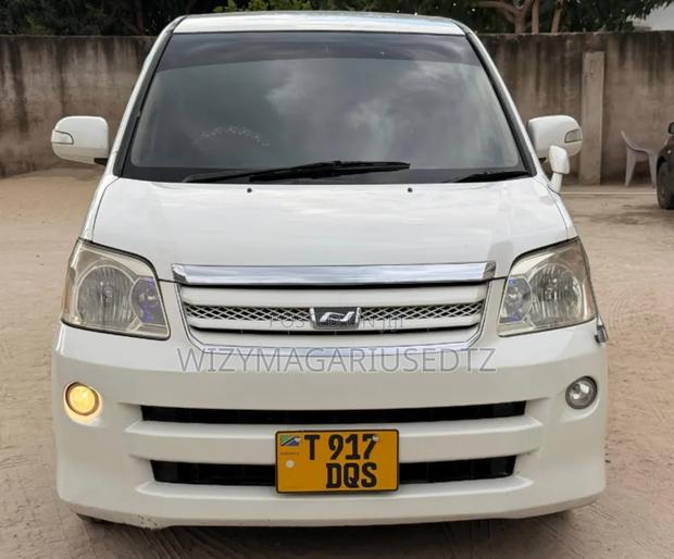Toyota Noah 2005 Off white