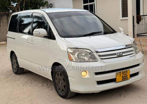 Toyota Noah 2005 Off white
