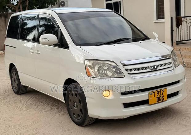 Toyota Noah 2005 Off white
