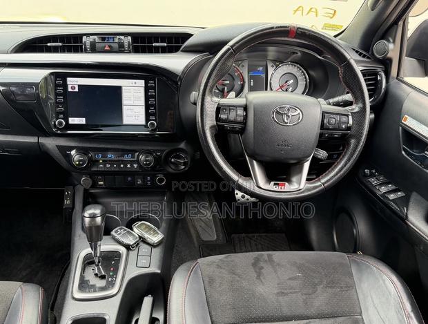 Toyota Hilux 2022 Black